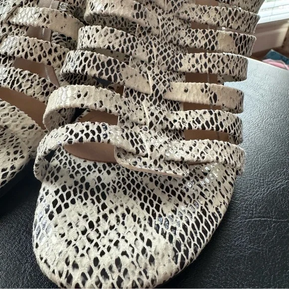 Vionic Black and Cream Strappy Sandals - Picture 4 of 9